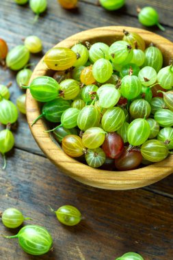 Tahta tabakta olgun bektaşi üzümü, yazı koyacak yer, üst manzara, yaz hasadı böğürtlen