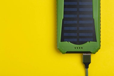 Mobil cihazları şarj etmek için güç bankası. Mobil cihazlar için dış batarya. Batarya bankası.