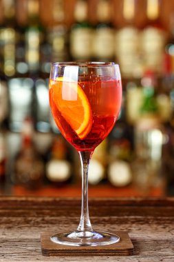 Hafif ferahlatıcı İtalyan aperatifi aperatif spreyi bir restoranda ya da bir gece kulübünde barda duruyor. Apelol tentürü, şampanya ve soda bazlı kırmızı kokteyl..