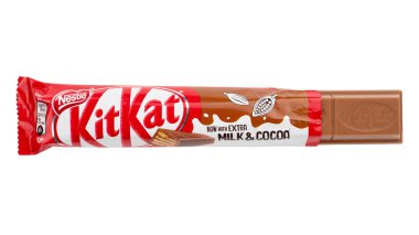 Ukrayna, Kyiv - 24 Haziran. 2021: Kit Kat çikolatası açıldı. Kit Kat, Nestle tarafından üretilen çikolatalı bisküvi. Dosya kırpma yolu içeriyor.