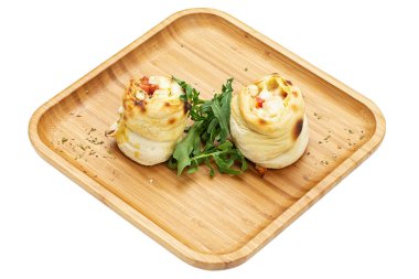 Tahta tabakta pizza. Beyaz arka planda izole edilmiş farklı pizza çeşitleri. Paket servis ve fast food konsepti.