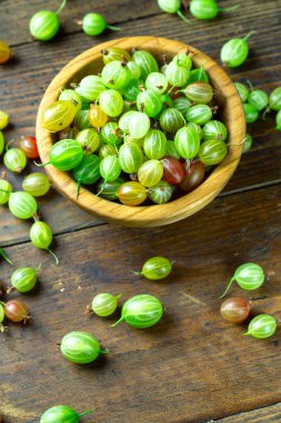 Tahta tabakta olgun bektaşi üzümü, yazı koyacak yer, üst manzara, yaz hasadı böğürtlen