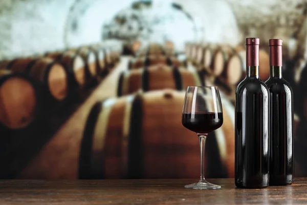 Weinkeller Mit Einer Flasche Wein Und Gläsern Weinbereitungskonzept Raum Für — Stockfoto