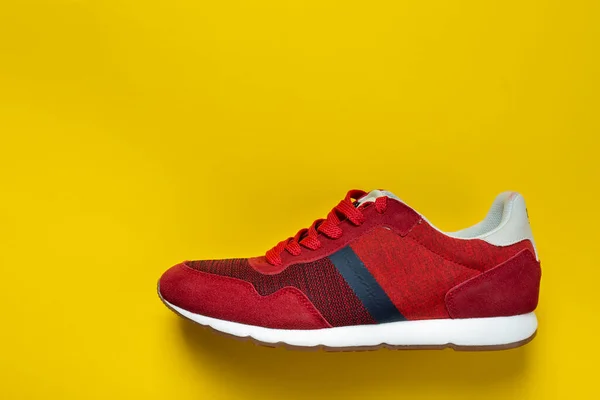 Sarı Arka Planda Yeni Kırmızı Spor Ayakkabılar Sıradan Ayakkabılar Mesaj — Stok fotoğraf
