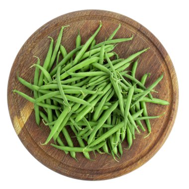 Beyaz arka planda izole edilmiş kesme tahtasındaki yakın plan yeşil fasulyeler. Üst Manzara. Sağlıklı yiyecekler. Dosya kırpma yolu içeriyor.