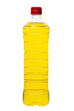 Beyaz arka planda izole edilmiş plastik bir şişedeki sebze ya da ayçiçeği yağı. Dosya kırpma yolu içeriyor. 