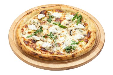 Ananaslı, tavuklu ve peynirli lezzetli pizza, beyaz arka planda izole edilmiş ahşap bir tabakta servis ediliyor. Reklam broşürleri ve restoranlar ve pizzacılar için posterler. Dosya kırpma yolu içeriyor.