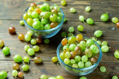 Cam bir tabakta olgun bektaşi üzümü, yazı koyacak yer, üst manzara, yaz hasadı böğürtlen. Ev yapımı lezzetli ve sağlıklı dut hasadı.
