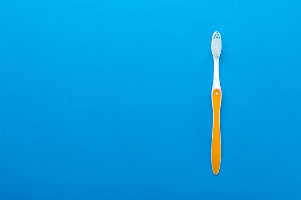青の背景に歯ブラシ コンセプト歯ブラシの選択 口腔ケア 歯科衛生学 トップ表示 — ストック写真
