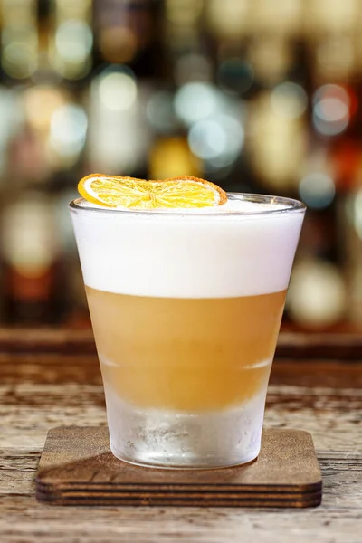 Whiskey Sour Close Boné Espumoso Coquetel Decorado Com Uma Fatia — Fotografia de Stock