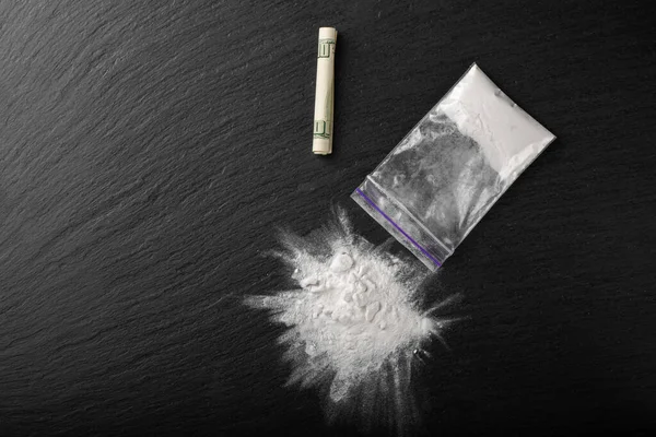 Κοκαΐνη Πλαστικό Πακέτο Μαύρο Φόντο Κοντινό Πλάνο Ένα Χαρτονόμισμα Για — Φωτογραφία Αρχείου