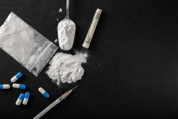 Siyah Arka Planda Kokain Diğer Uyuşturucular Yakın Plan Uyuşturucu Kullanımı — Stok fotoğraf