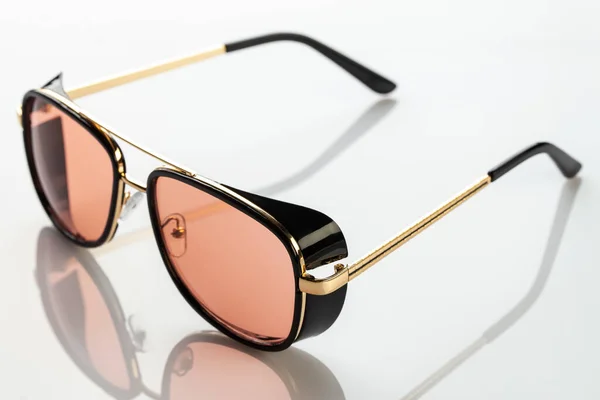 Sonnenbrille Auf Einer Weißen Reflektierenden Oberfläche Modische Stylische Accessoires Nutzen — Stockfoto