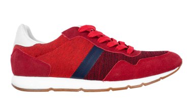 Erkeklerin yeni kırmızı ayakkabıları, beyaz arka planda izole edilmiş, geniş bir alana yayılmış. Spor ayakkabılar. Koşmak için moda ayakkabıları. Dosya kırpma yolu içeriyor.