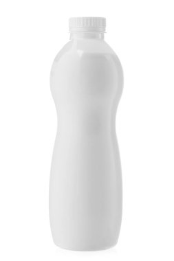 Beyaz arka planda izole edilmiş plastik bir şişe yoğurt ya da süt. Süt ürünü konsepti. Dosya kırpma yolu içeriyor.