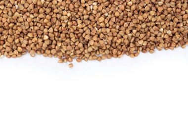 Beyaz arka planda karabuğday. Üst Manzara. Karabuğday. Stoklama. Karabuğday taneleri. Tahıl kültürü. Salgın. Metin için boşluk.