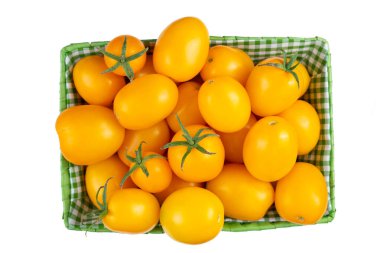 Beyaz arka planda izole edilmiş sepetteki sarı domatesler. Diyet yemek. Taze ve sağlıklı sebzeler. Üst Manzara. Dosya kırpma yolu içeriyor.