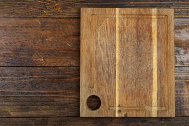 Tahta bir masada kare kesme tahtası. Mesaj için yer var. Üst Görünüm.