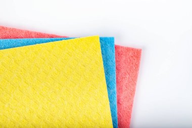 Beyaz arka planda temiz sünger bezleri. Ev temizleme bezi. Temizlik konsepti. Metin için boşluk.