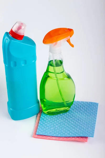 Temizlik Ürünleri Beyaz Arka Planda Şişeye Sıkın Temizlik Temizliği Kavramı — Stok fotoğraf