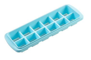 Buz küpleri yapmak için şekil alın. Soğuk içecek kavramı. Dosya kırpma yolu içeriyor.