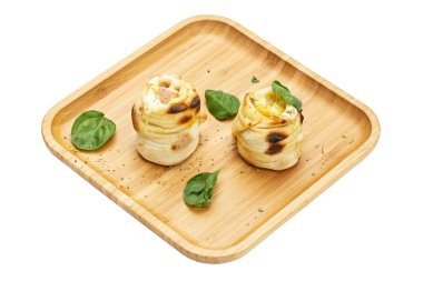 Tahta tabakta pizza. Beyaz arka planda izole edilmiş farklı pizza çeşitleri. Paket servis ve fast food konsepti.