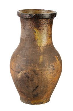 Beyaz arka planda izole edilmiş eski kil kahverengi sürahi. Serinlik gerektiren içecekler için uygundur (örn. Süt veya şarap). Seramik sofra takımı. Dosya kırpma yolu içeriyor.