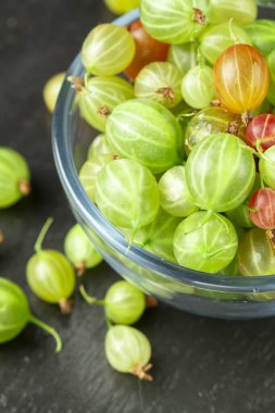 Cam bir tabakta olgun bektaşi üzümü, yazı koyacak yer, üst manzara, yaz meyvesi hasadı.