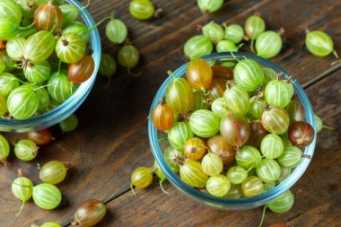 Cam bir tabakta olgun bektaşi üzümü, yazı koyacak yer, üst manzara, yaz hasadı böğürtlen. Ev yapımı lezzetli ve sağlıklı dut hasadı.
