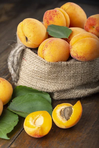Reife Aprikosen Und Aprikosenblätter Auf Dem Hölzernen Hintergrund Gesunde Früchte — Stockfoto