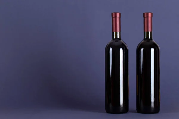 Zwei Verkorkte Flaschen Rotwein Auf Fliederfarbenem Hintergrund Mit Platz Für — Stockfoto