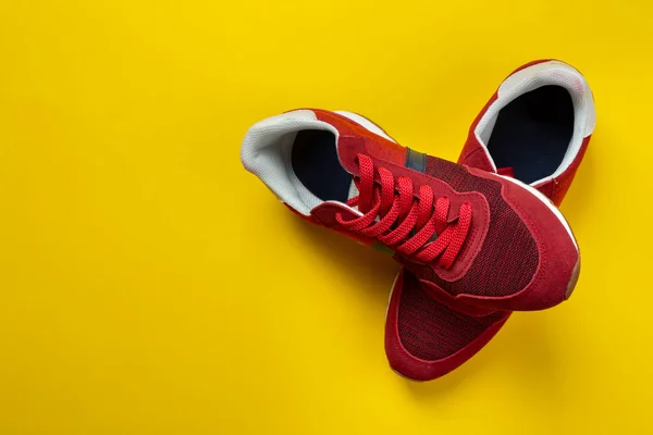 Paire Nouvelles Baskets Rouges Sur Fond Jaune Des Chaussures Décontractées — Photo