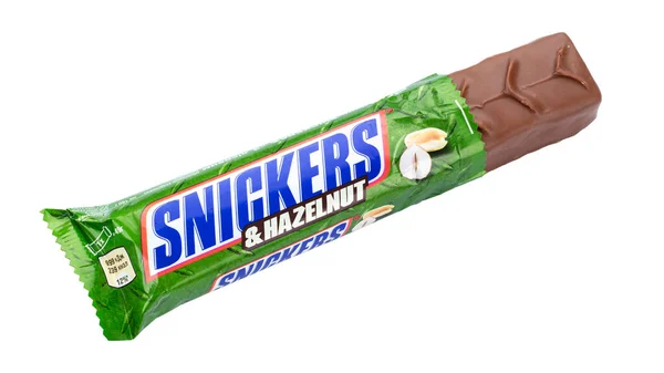 ウクライナ キエフ 11月30日 2020年 ヘーゼルナッツ白を基調としたスイーツのスニッカーチョコレートバー Snickersはアメリカの会社火星によって作られたブランド名チョコレートバーです ファイルにクリッピングパスが含まれています — ストック写真