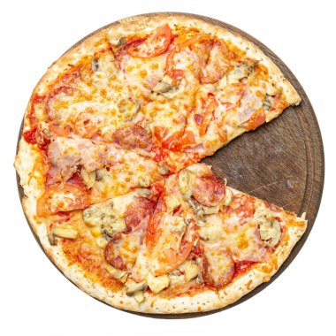 Tahta tabakta servis edilen lezzetli pizza beyaz arka planda izole edilmiş. Pizzacı menüsü. Restoranlar ve pizzacılar için konsept poster. Dosya kırpma yolu içeriyor.