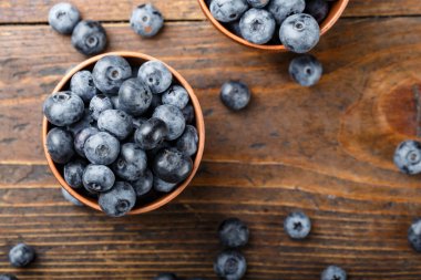 Kil kasede taze toplanmış yabanmersini. Sağlıklı meyve, organik gıda, antioksidan, vitamin, mavi gıda..