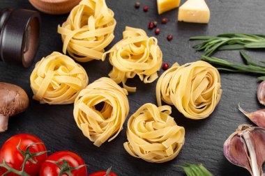 Taze domates, biber, mantar, kuşkonmaz fasulyesi, baharat ve peynirli çiğ makarna. İtalyan spagettisi için yemek malzemeleri..