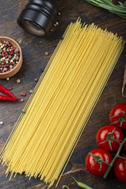 Spagetti ve içindekiler eski ve eski bir ahşap masada. İtalyan mutfağı. Lezzetli yemek..