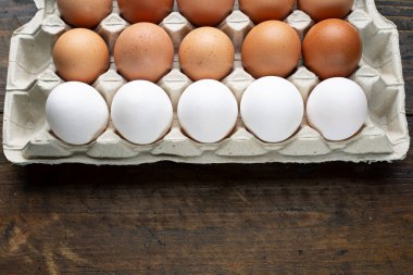 Tahta bir masada tepside tavuk yumurtası. Kahvaltı ürünleri konsepti