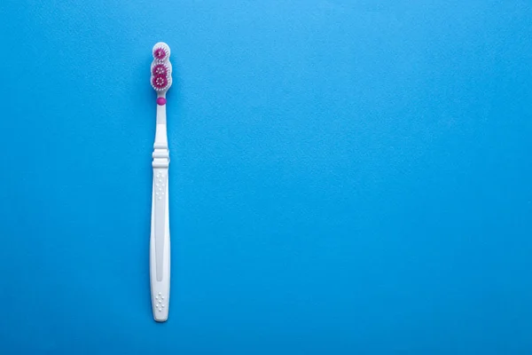 青の背景に歯ブラシ 健康管理歯科衛生学 テキスト用のスペース トップ表示 — ストック写真