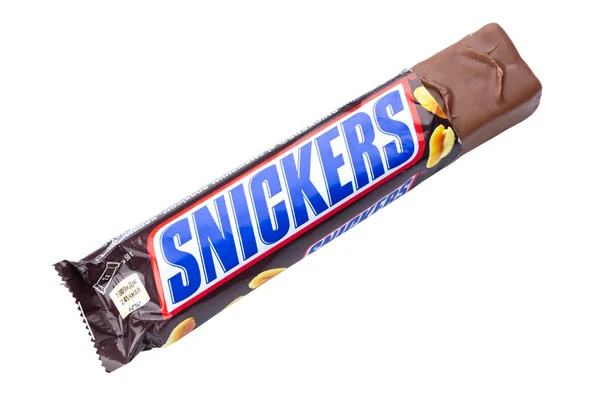 ウクライナ キエフ 11月30日 2020年 白い背景に隔離されたスニッカーチョコレートバー Snickersはアメリカの会社火星によって作られたブランド名チョコレートバーです ファイルにクリッピングパスが含まれています — ストック写真