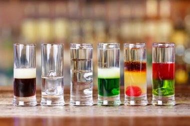 Kokteyllerin çeşitli çeşitleri metin için bir yer, çok katmanlı çok renkli kokteyl