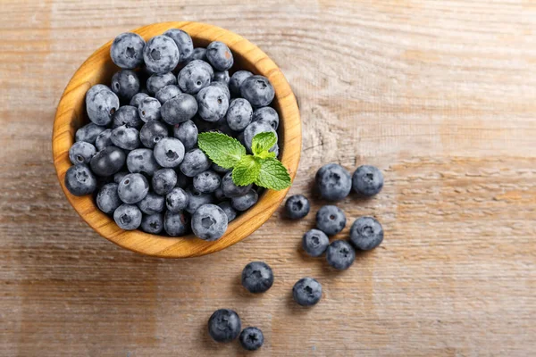Tahta bir kasede taze toplanmış yabanmersini. Sağlıklı meyve, organik gıda, antioksidan, vitamin, mavi gıda..