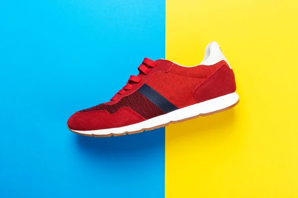Renkli Bir Arka Planda Bir Çift Spor Ayakkabısı Çok Renkli — Stok fotoğraf