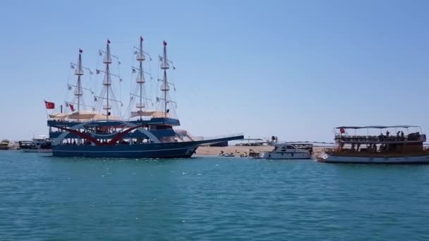 Turist korsan gemisi Manavgat nehrinde yüzüyor. Korsan olarak dekore edilmiş bir gemi.. — Stok video