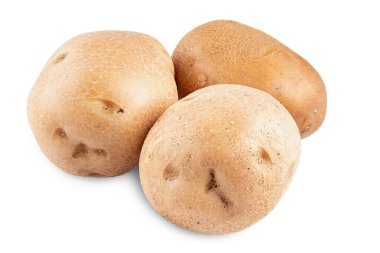 Beyaz arka planda soyutlanmış çiğ patates. Dosya kırpma yolu içeriyor. Tam alan derinliği. 