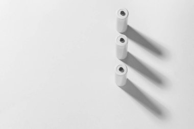 Beyaz arka planda AA büyüklüğünde alkalin piller. Peş peşe birkaç pil. Mesaj için yer var. Biriktirici.