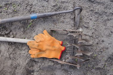 zemin üzerinde tarım yalan için aracı.