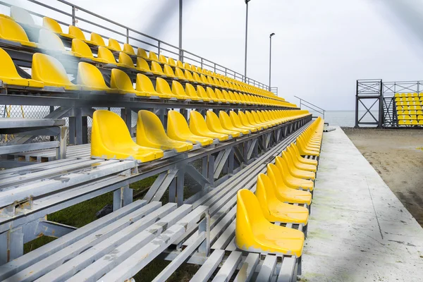 Sportbänke im Stadion — Stockfoto