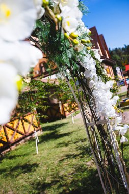 düğün kemer açık havada çiçekler ile süslenmiş