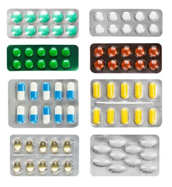 Beyaz arka planda izole edilmiş kabarcıklardaki çeşitli tıbbi haplar, haplar ve kapsüller. Gümüş, kahverengi ve yeşil folyo ambalajlı ilaç koleksiyonu. Sağlık, ilaç ve eczane konsepti. Dosya kırpma yolu içeriyor.